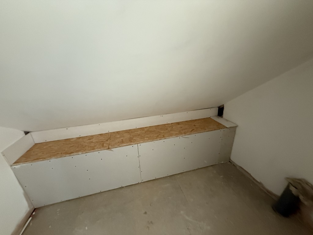 Lot: 95 - COTTAGE CONVERSION FOR COMPLETION - SECOND FIX REQUIRED - Room on upper floor